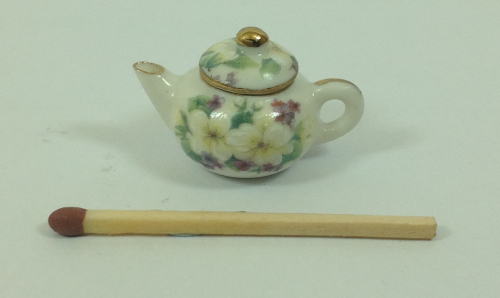White flower teapot (T16)